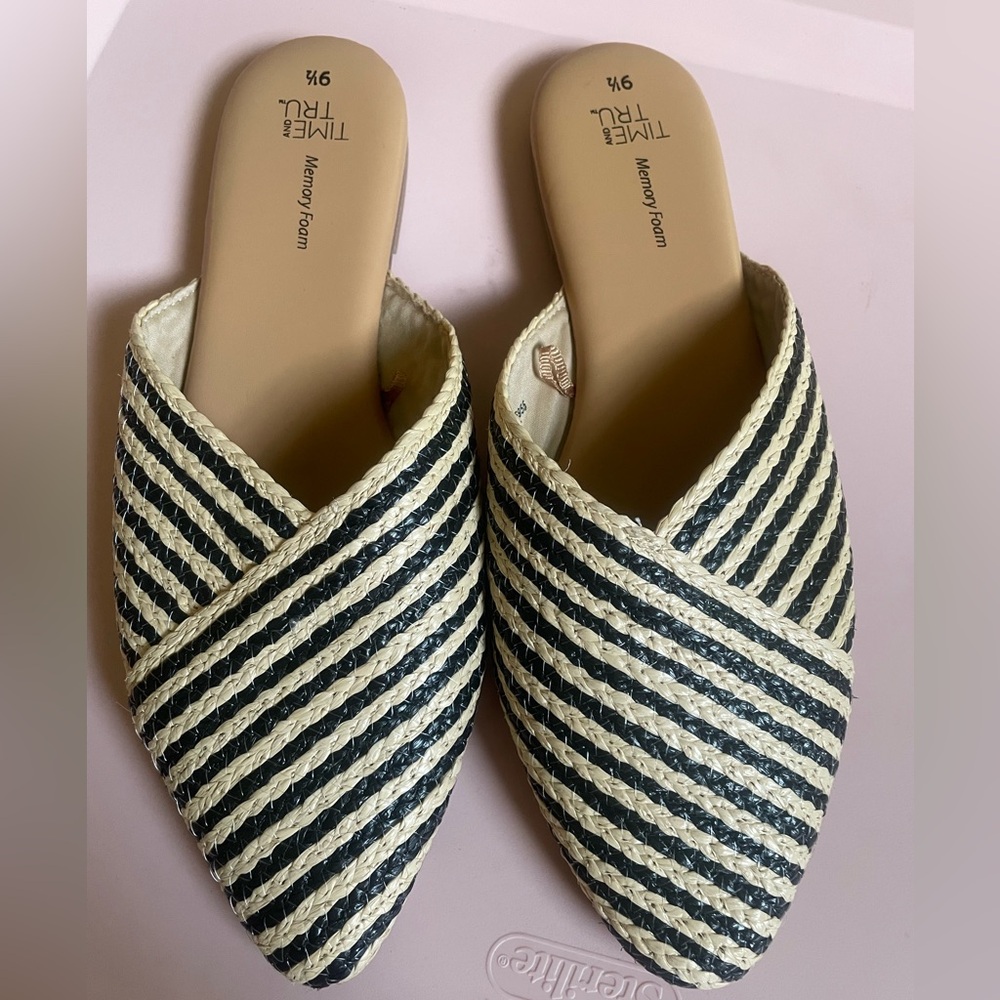 Time & Tru Memory Foam 9.5 Beige Black Raffia Flats Woven Mule Sandals